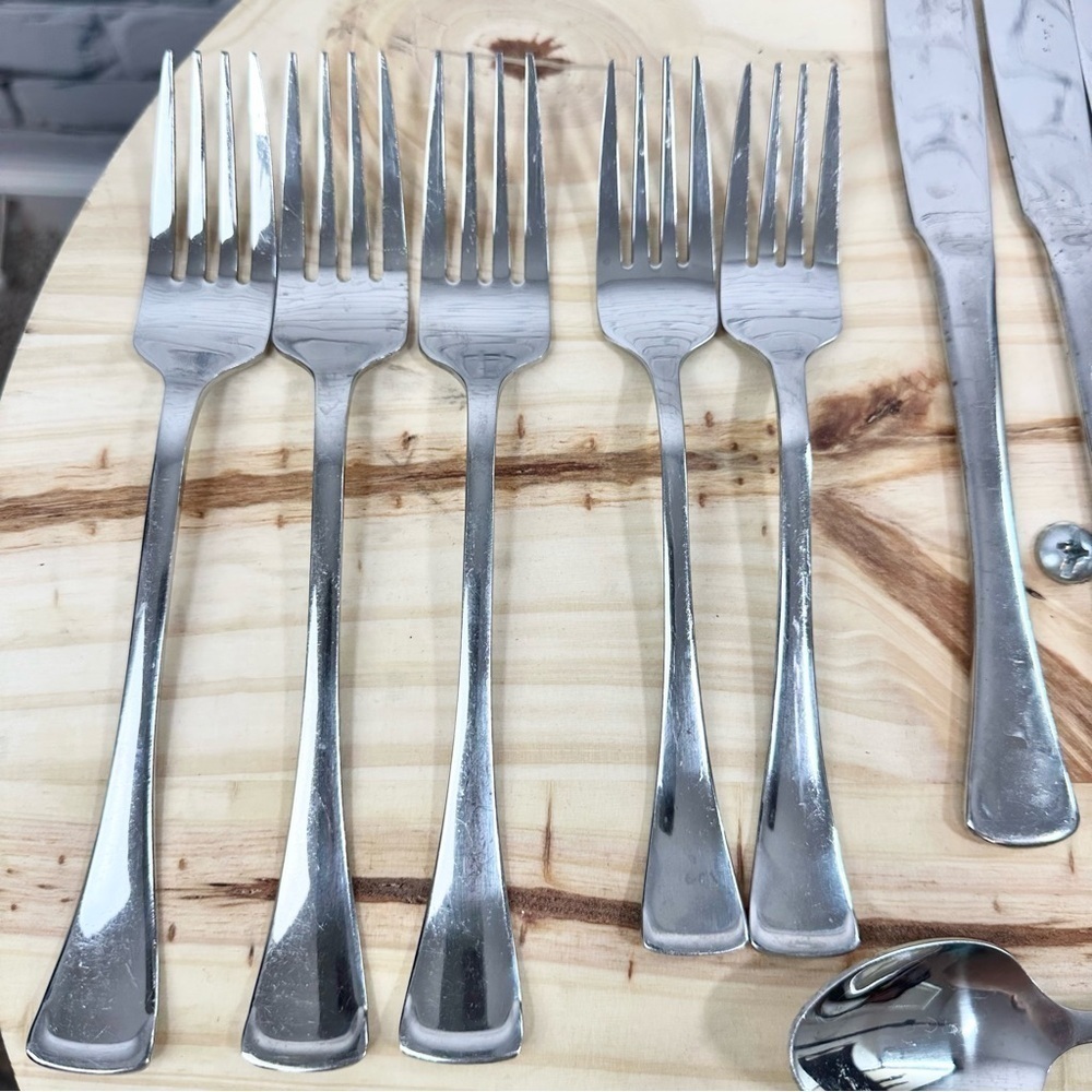 Oneida 16 Piece Stainless Steel Flatware Silverware Emma Set - Picture 2 of 16